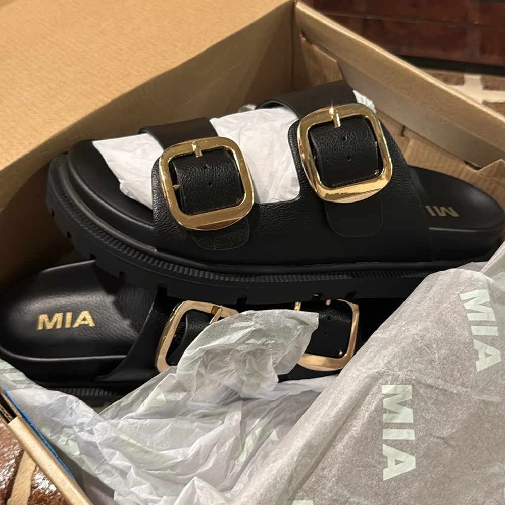 NEW IN THE BOX Mia platform sandal. Size 8. Black🖤🖤